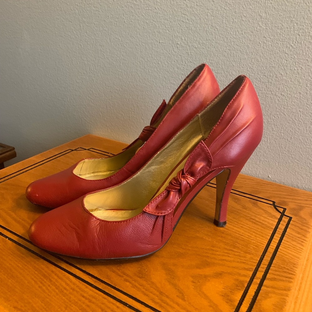 Steve Madden red pumps